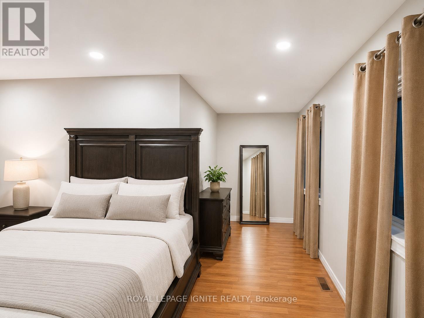 21 HALFMOON SQUARE - 12