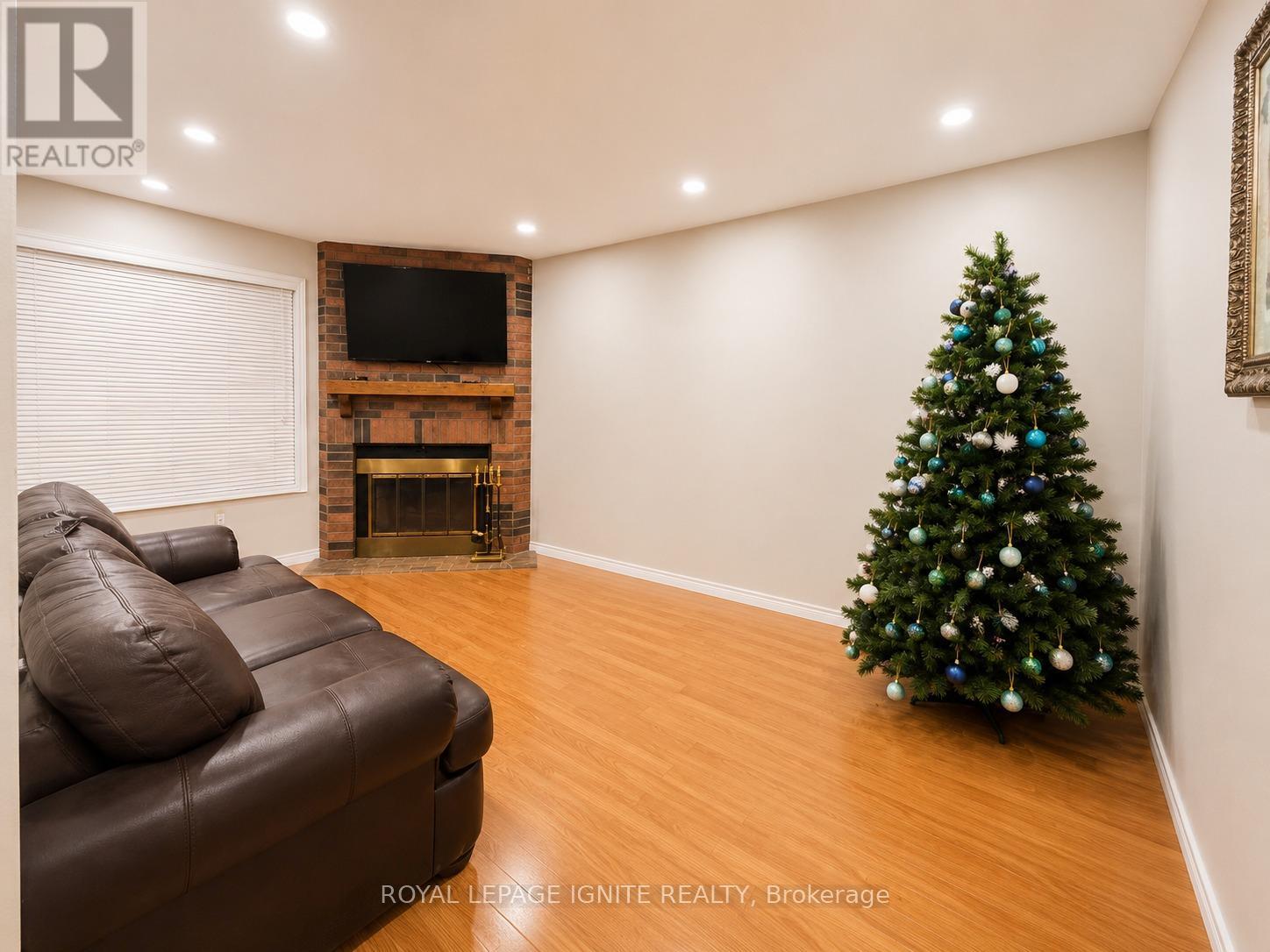 21 HALFMOON SQUARE - Image 3