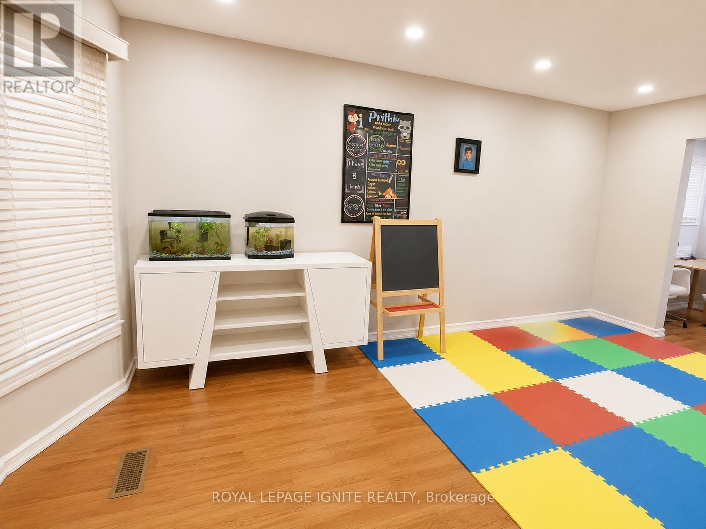 21 HALFMOON SQUARE - 31