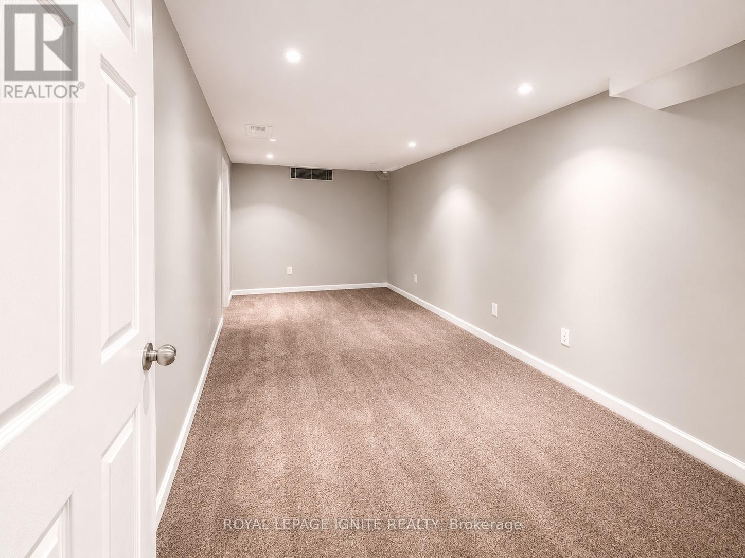 21 HALFMOON SQUARE - 27