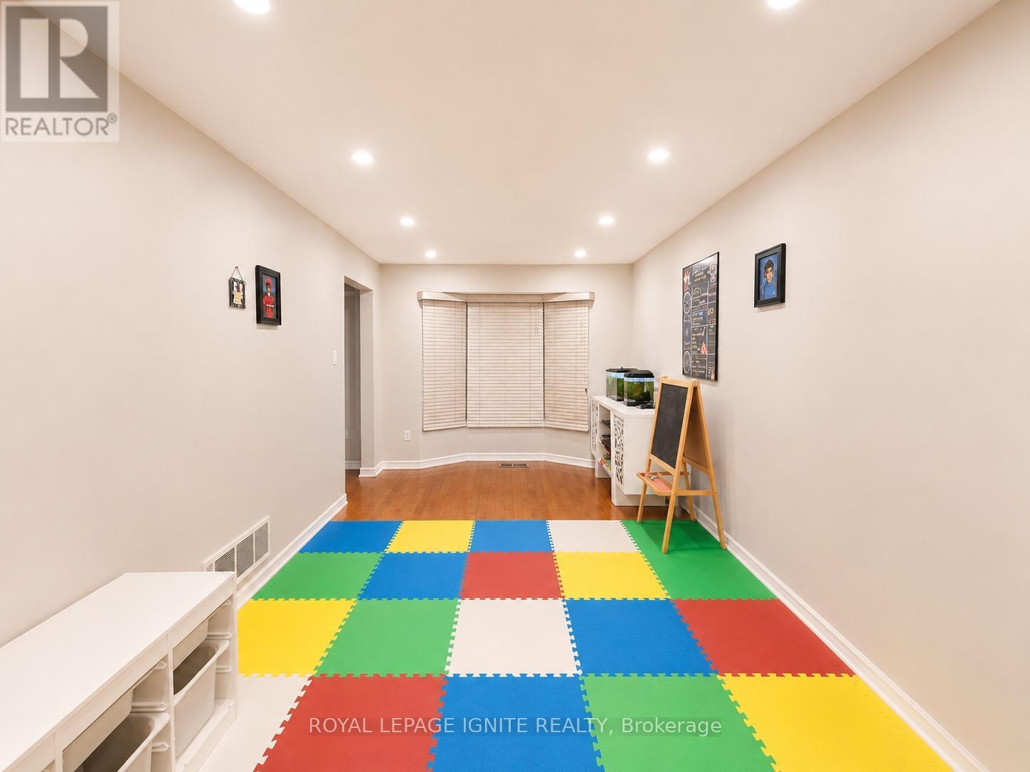 21 HALFMOON SQUARE - 29