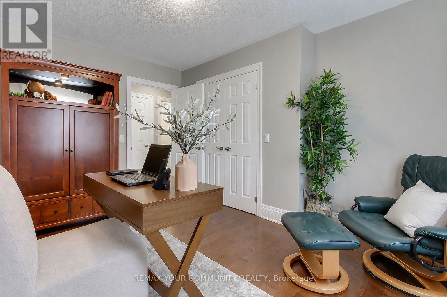 #5 23 REDDINGTON DRIVE - 32
