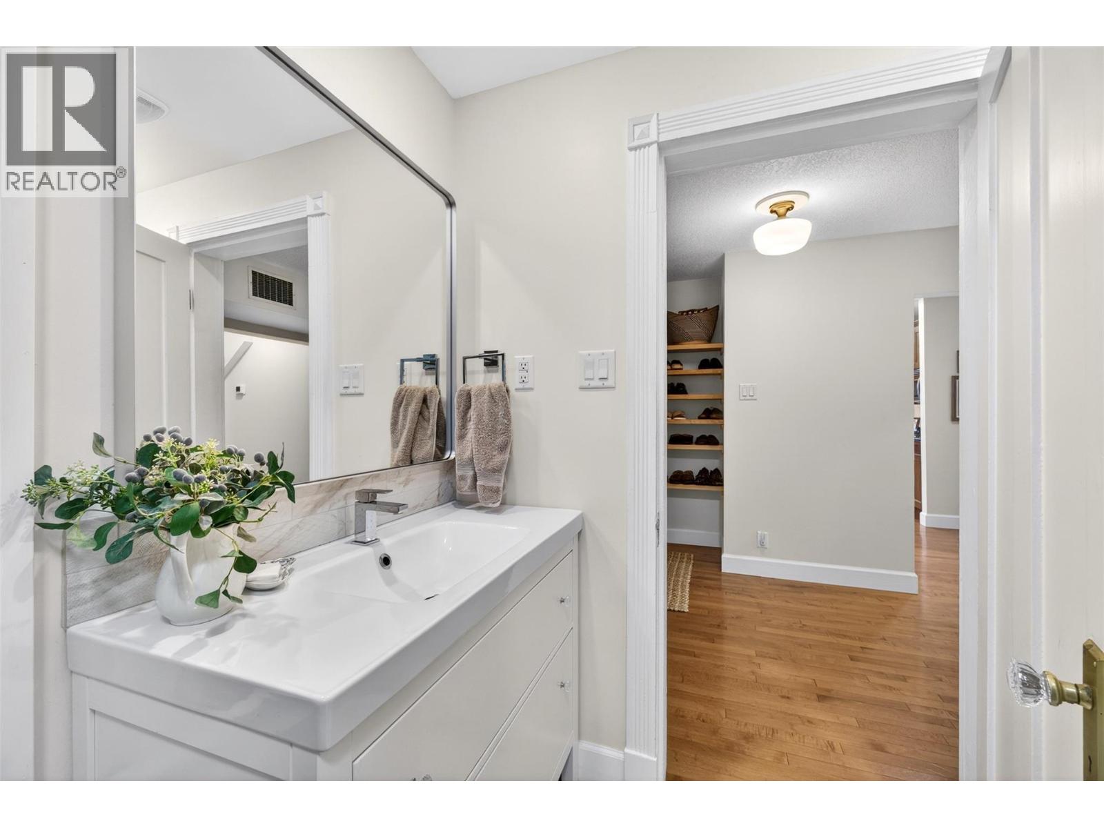 230 Shuswap Street SE - 31