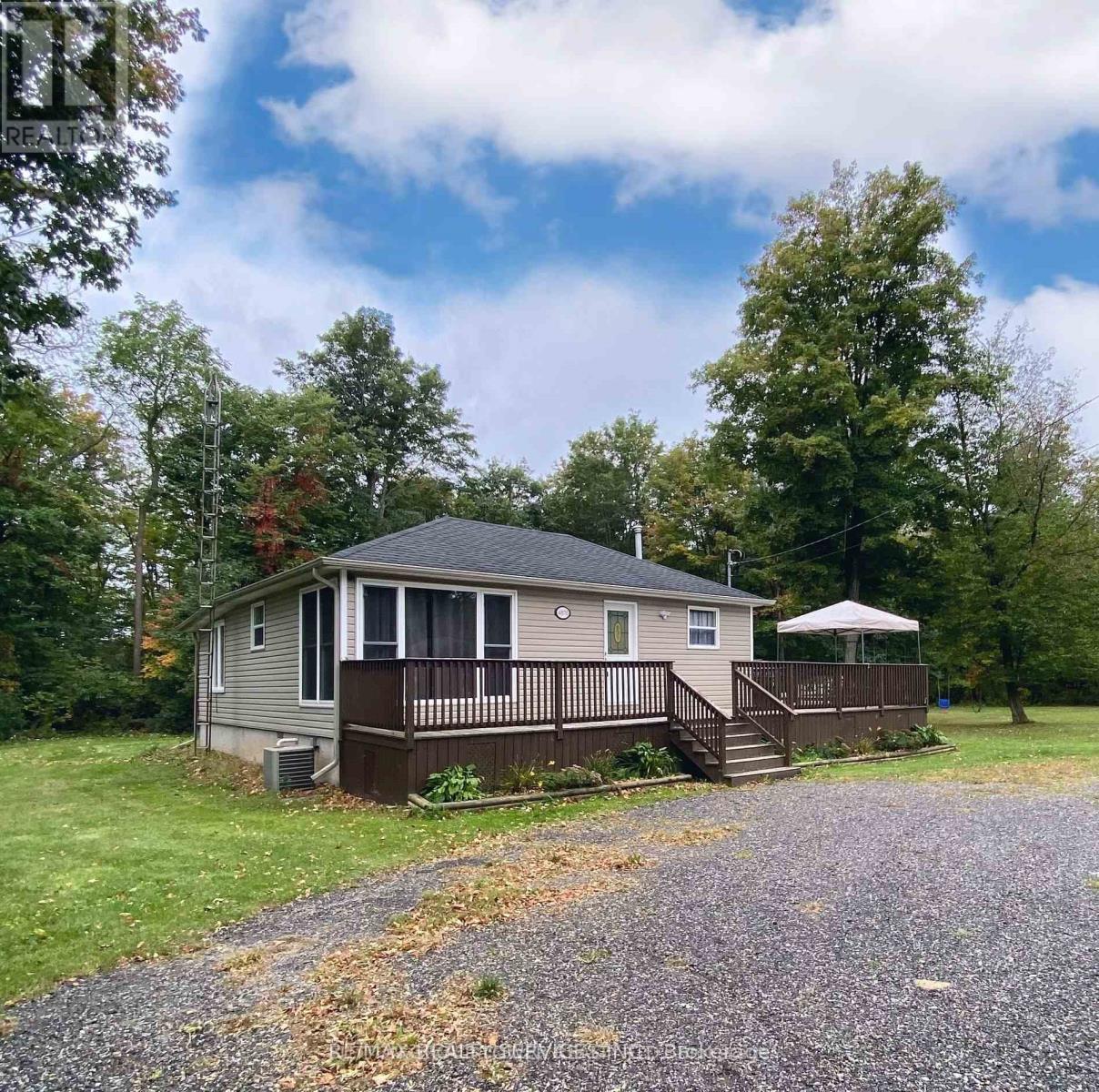 4870 MAPLEVIEW CRESCENT - 1