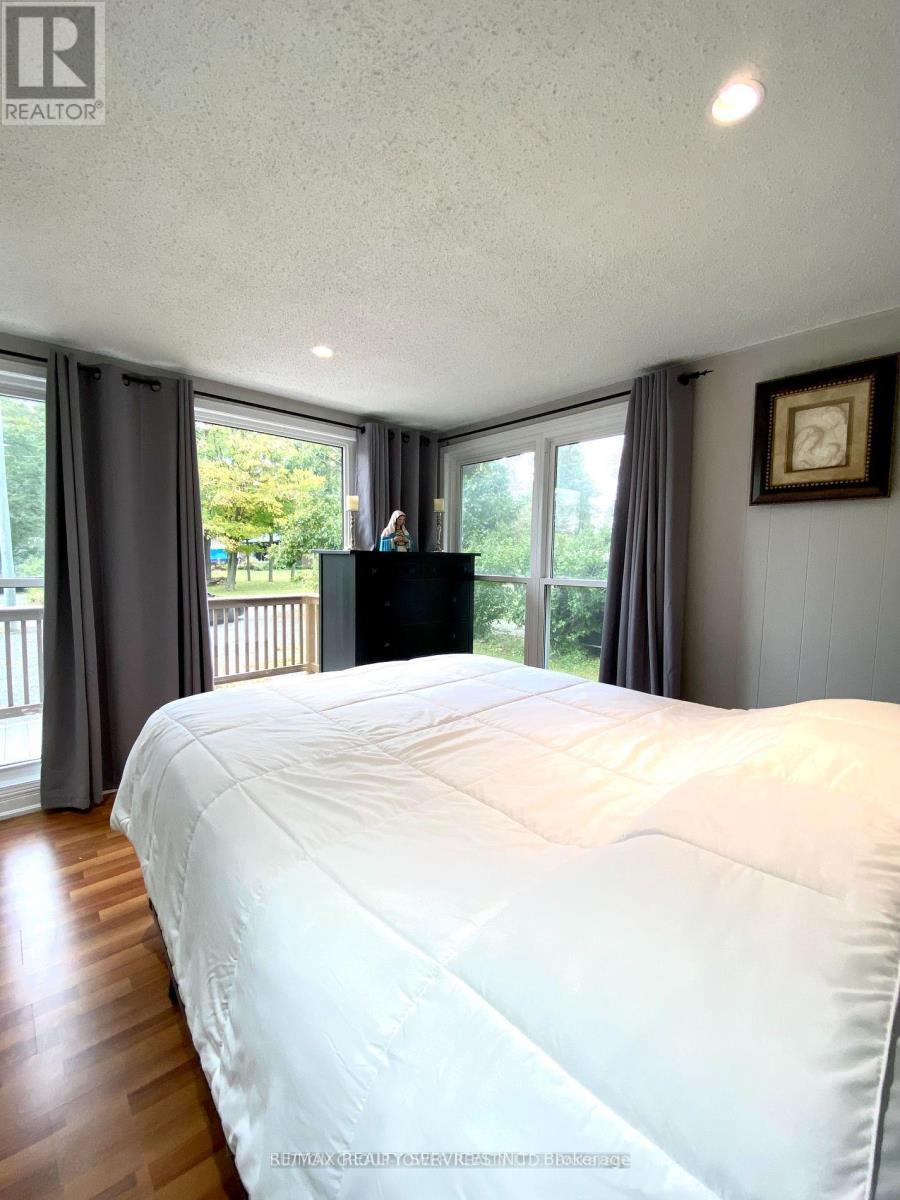 4870 MAPLEVIEW CRESCENT - 5