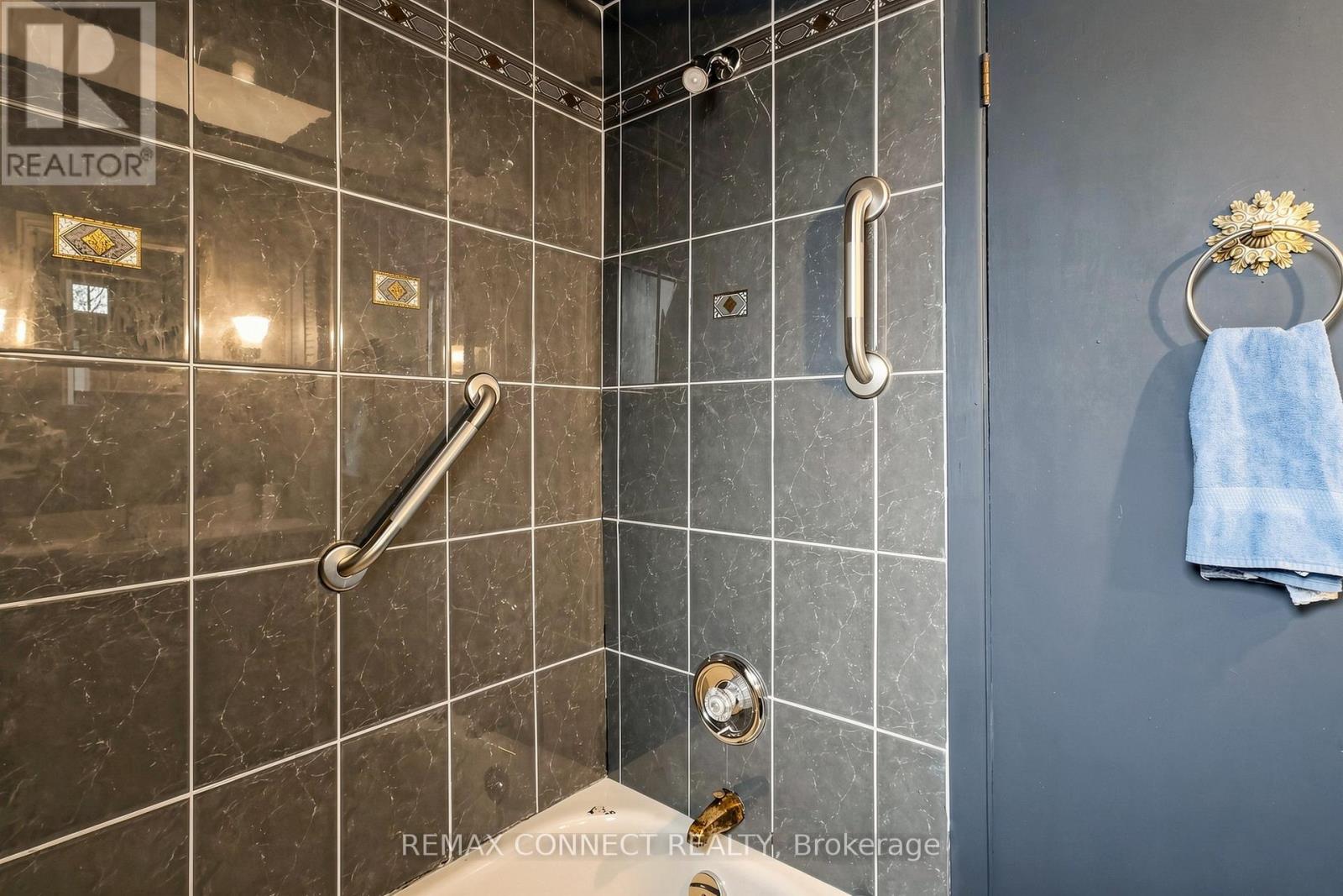 22 WOODGROVE DRIVE - 26