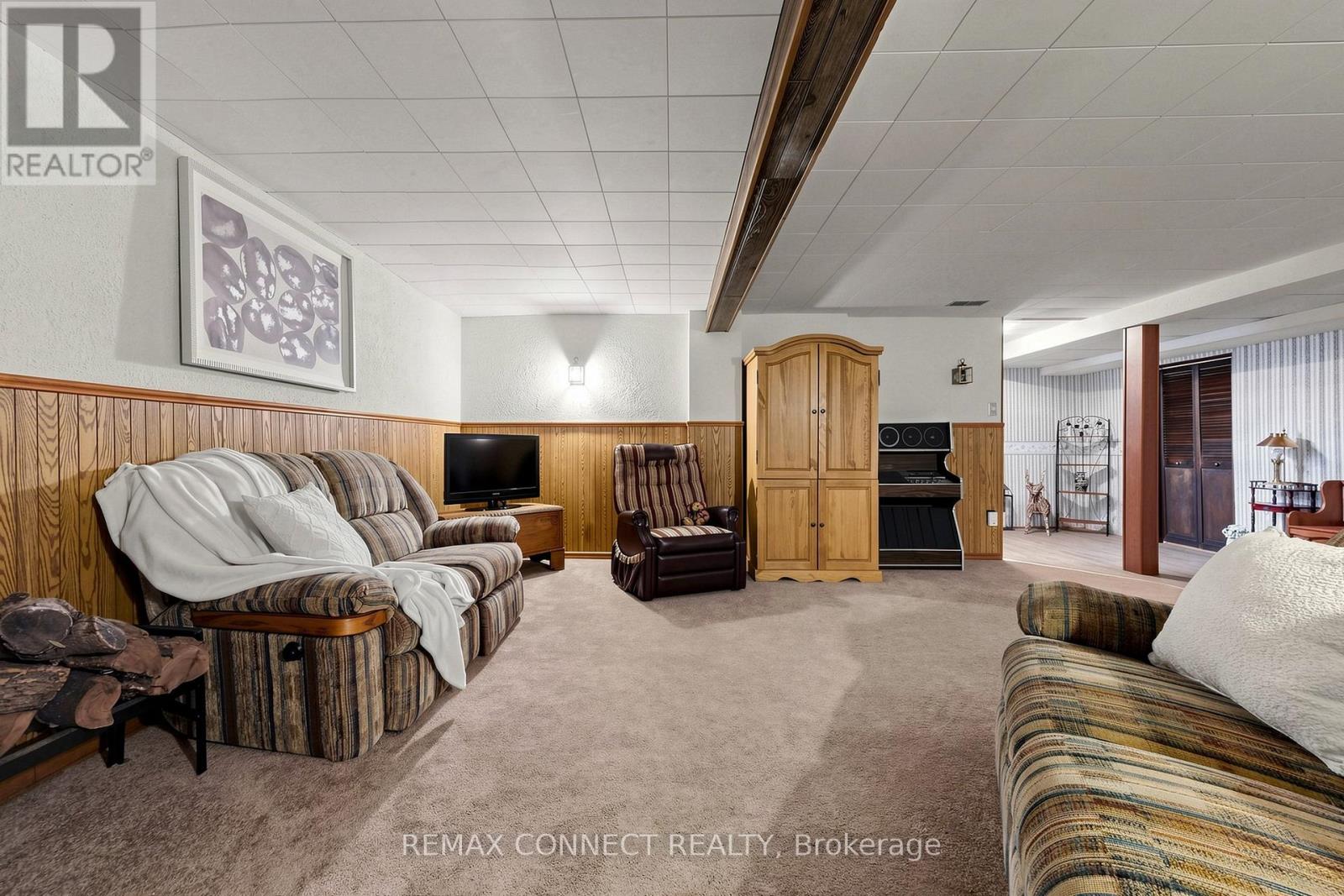 22 WOODGROVE DRIVE - 34