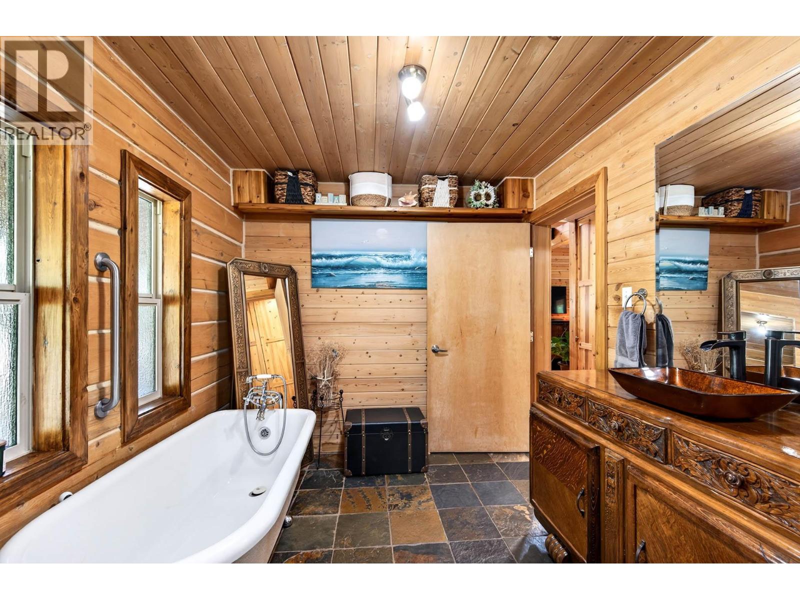 2236 YELLOWHEAD Highway - 27