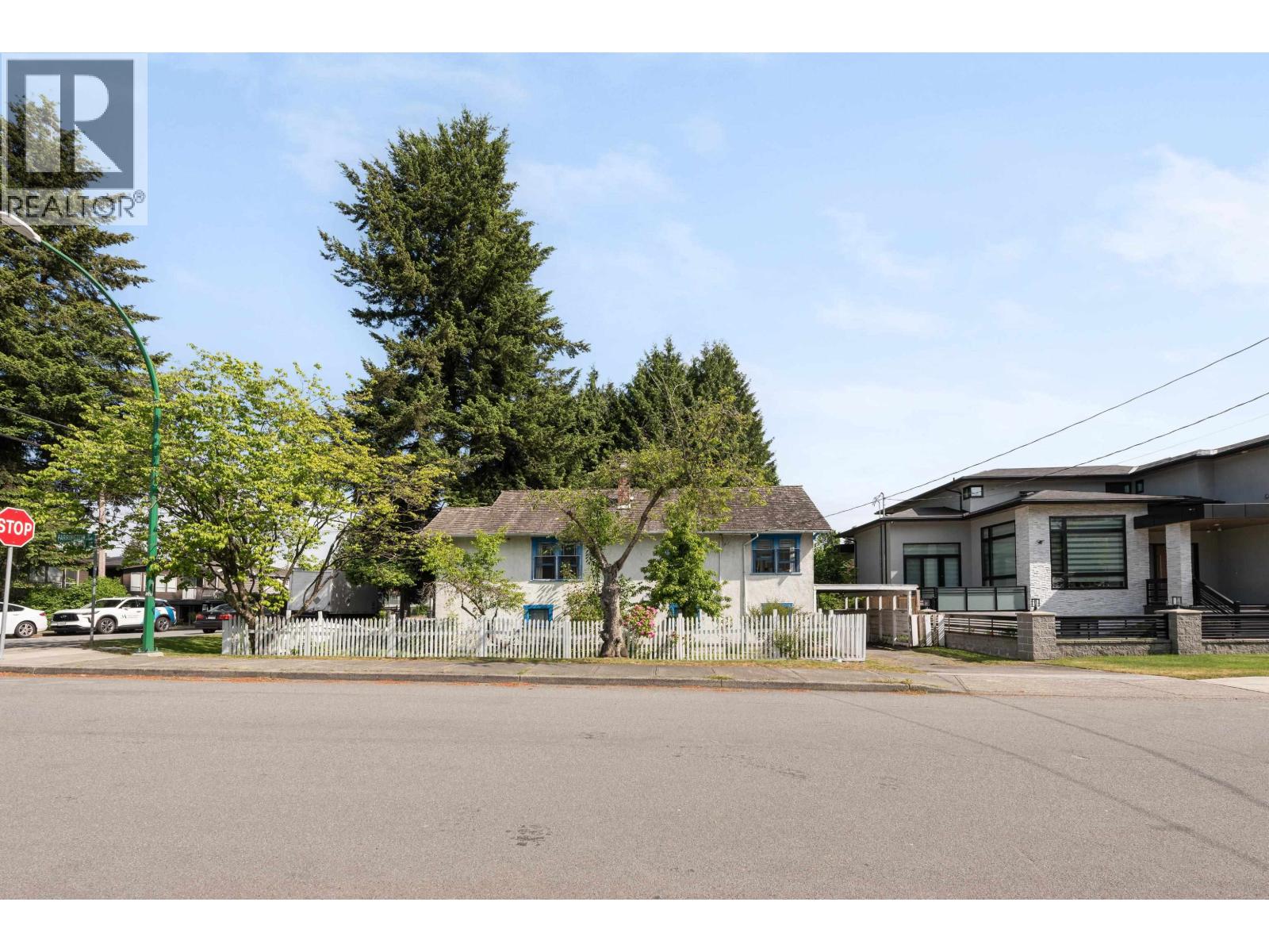 5282 INMAN AVENUE, Burnaby