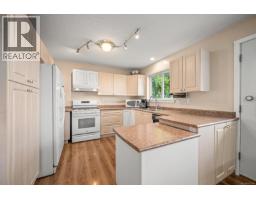 Kitchen - 5 6919 Island Hwy W, Bowser, BC V0R1G0 Photo 9