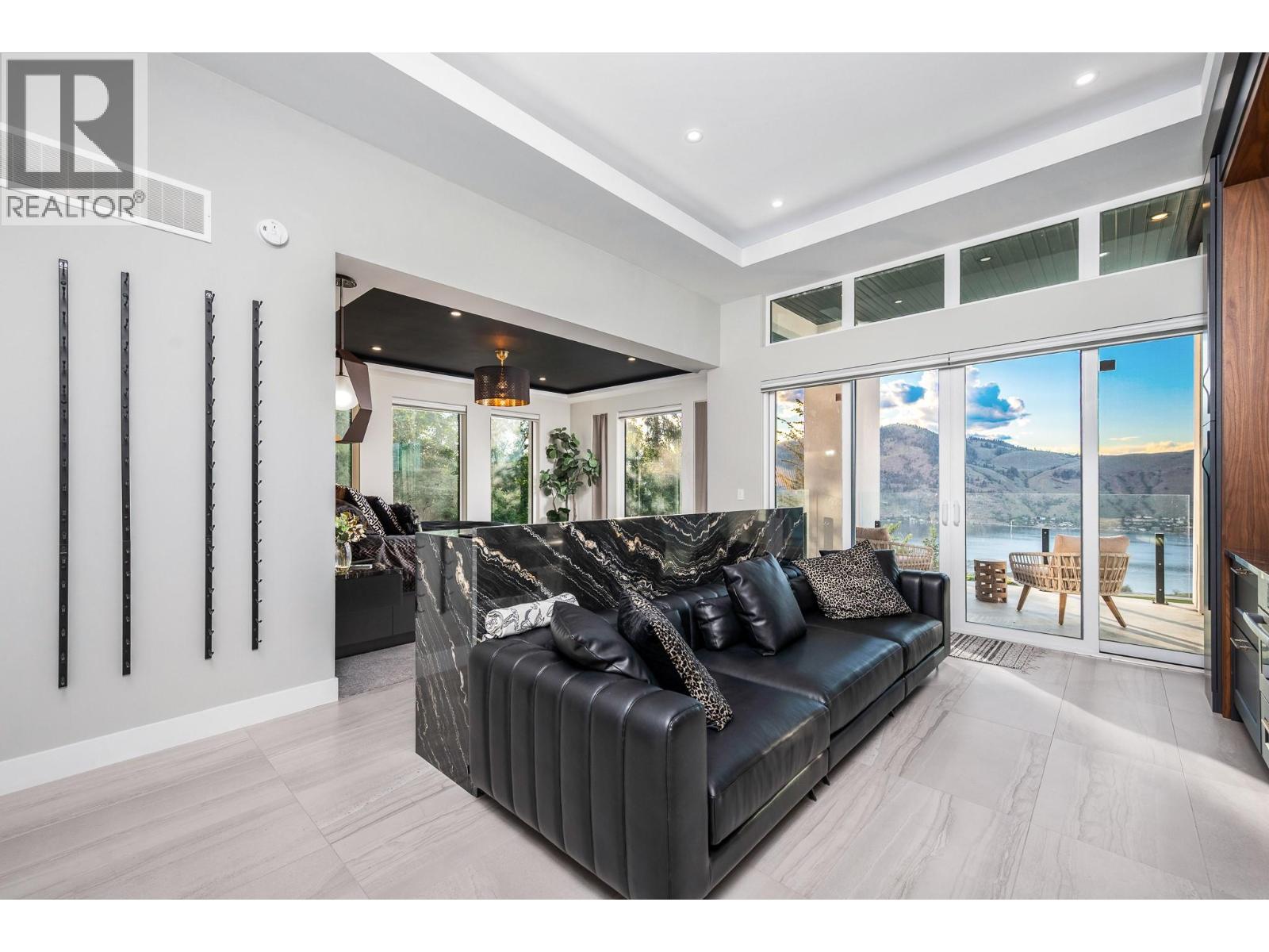 112 Sunset Boulevard - 36