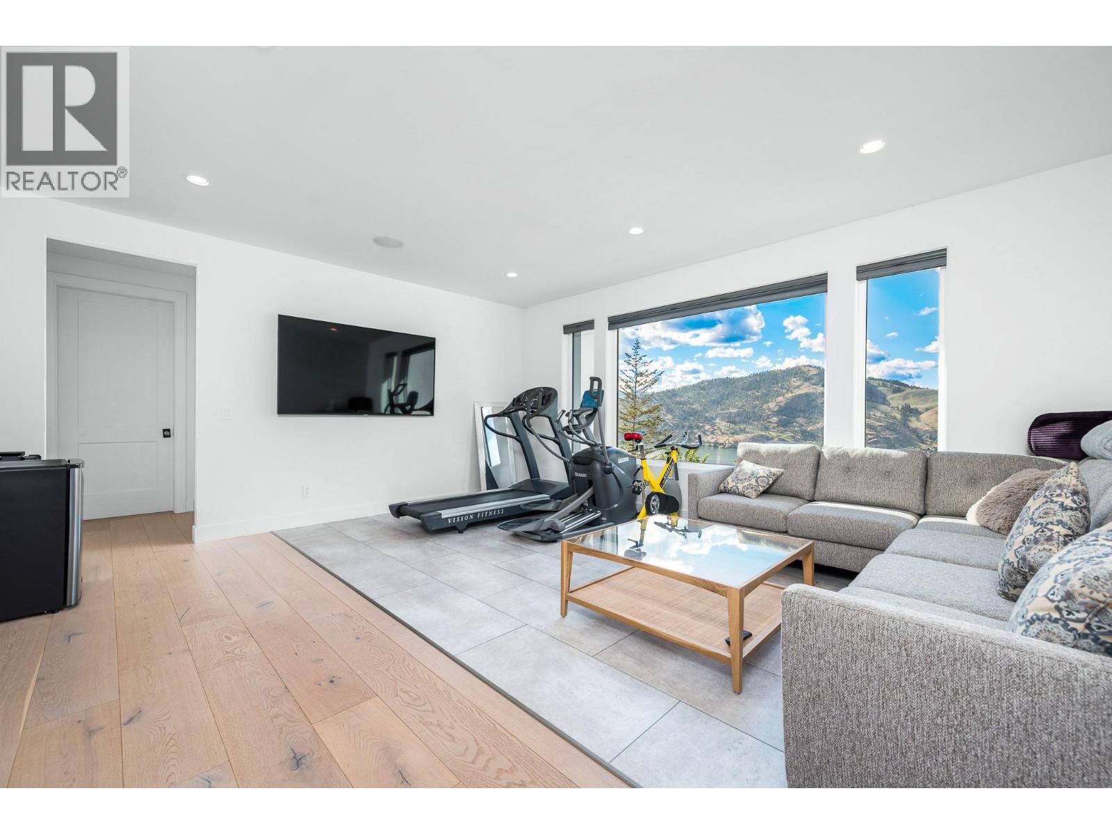 112 Sunset Boulevard - 32