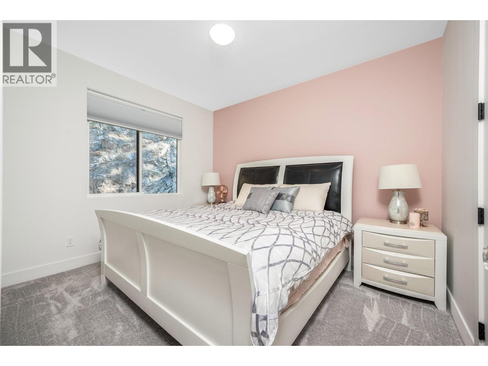 112 Sunset Boulevard - 33
