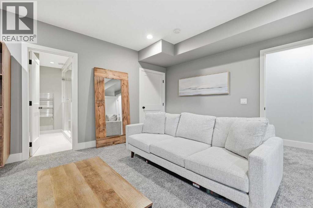 1684 37 Avenue SW - 39