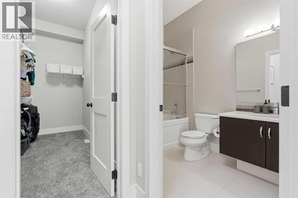 1684 37 Avenue SW - 10