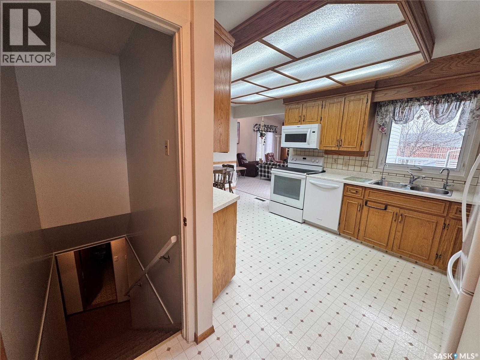423 7th AVENUE W - 3