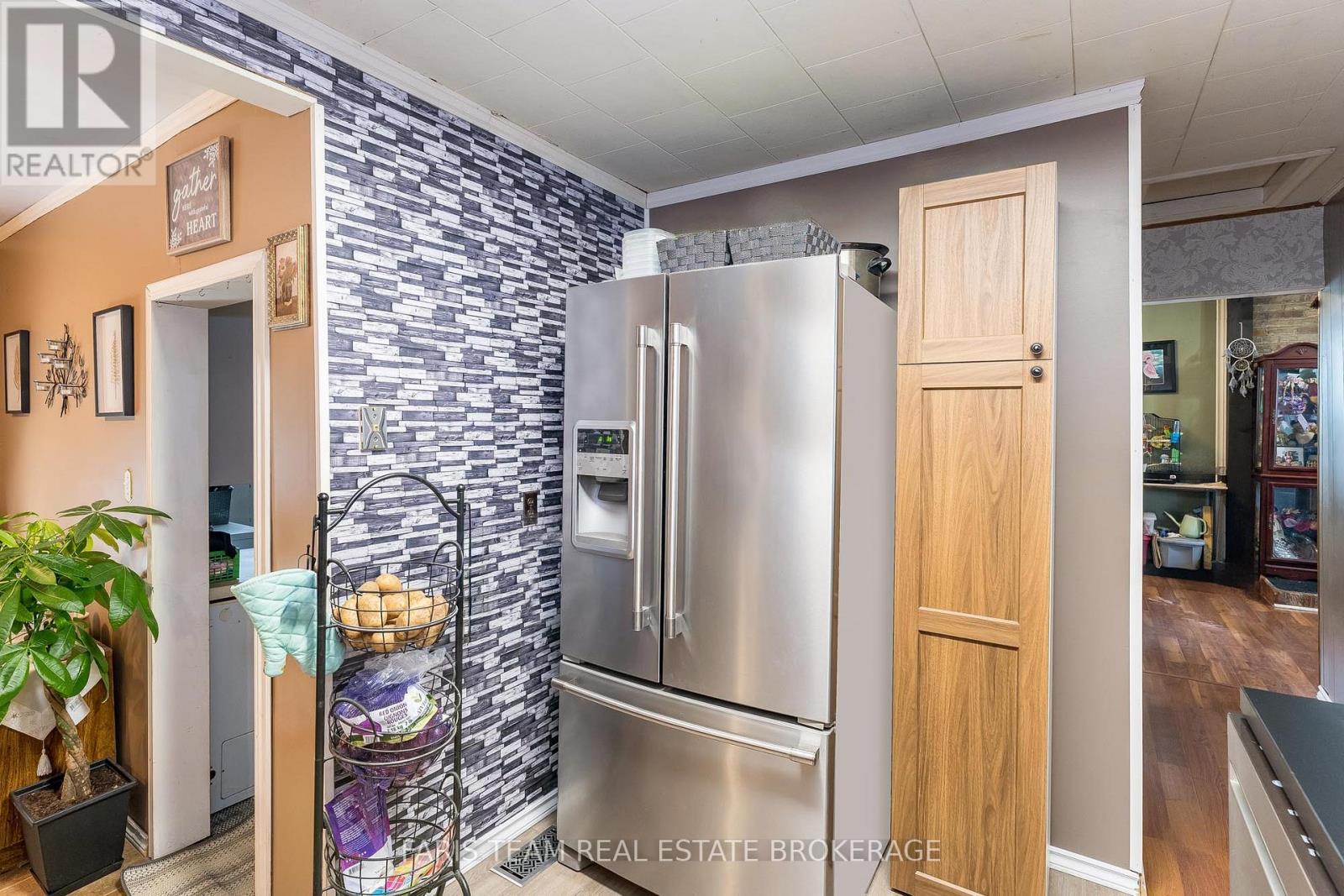 3425 CORONATION AVENUE - 7