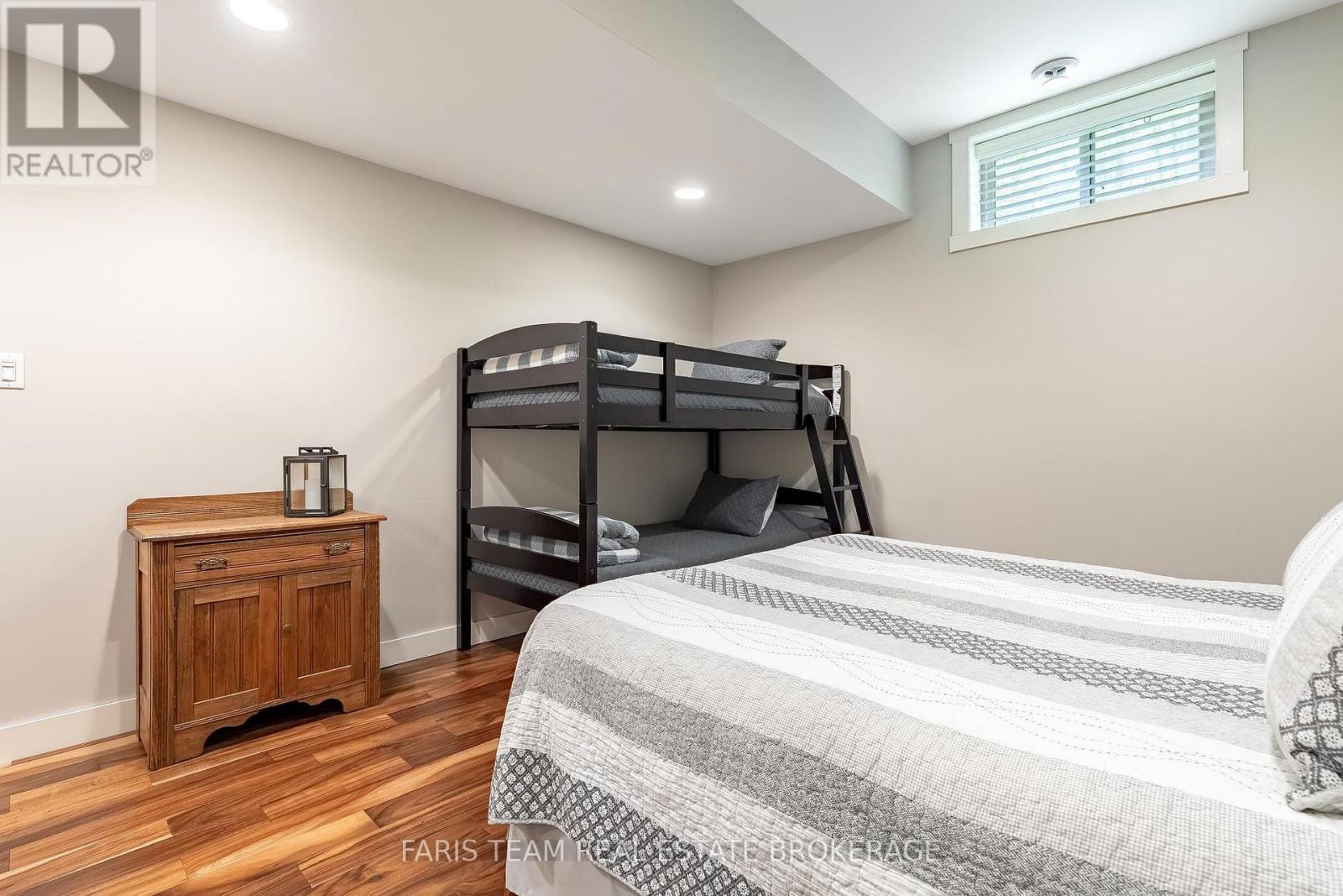 22 HOUBEN CRESCENT - 35