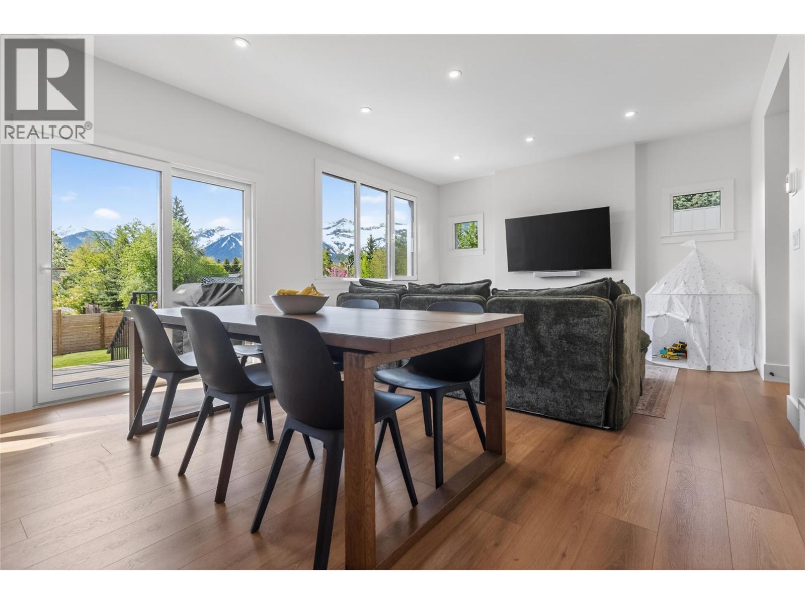 1000 Hand Avenue - 18