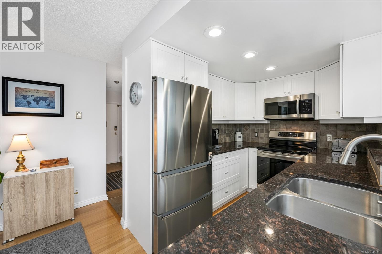 805 819 Burdett Avenue, Victoria