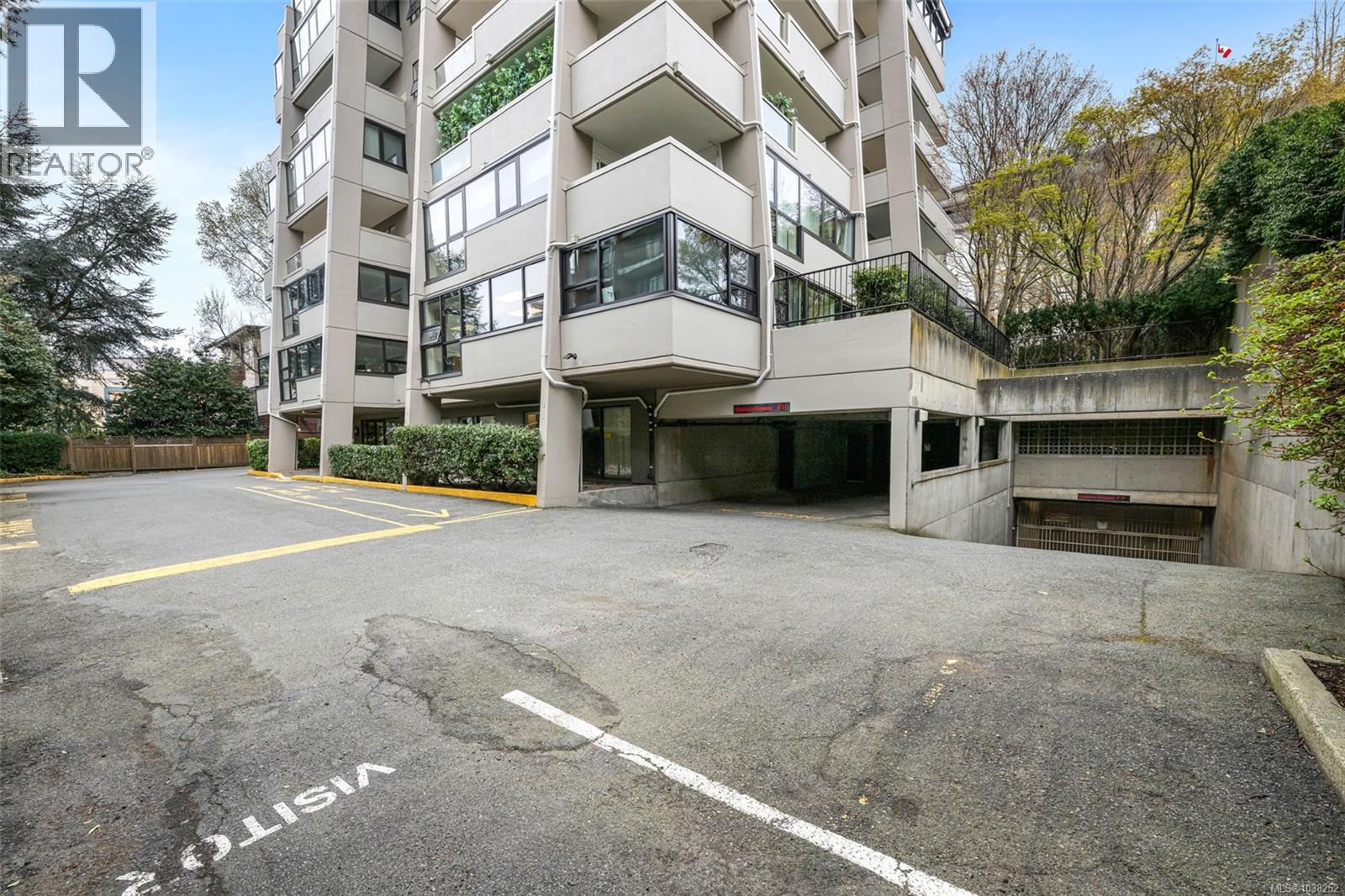#805 819 Burdett Ave - 44