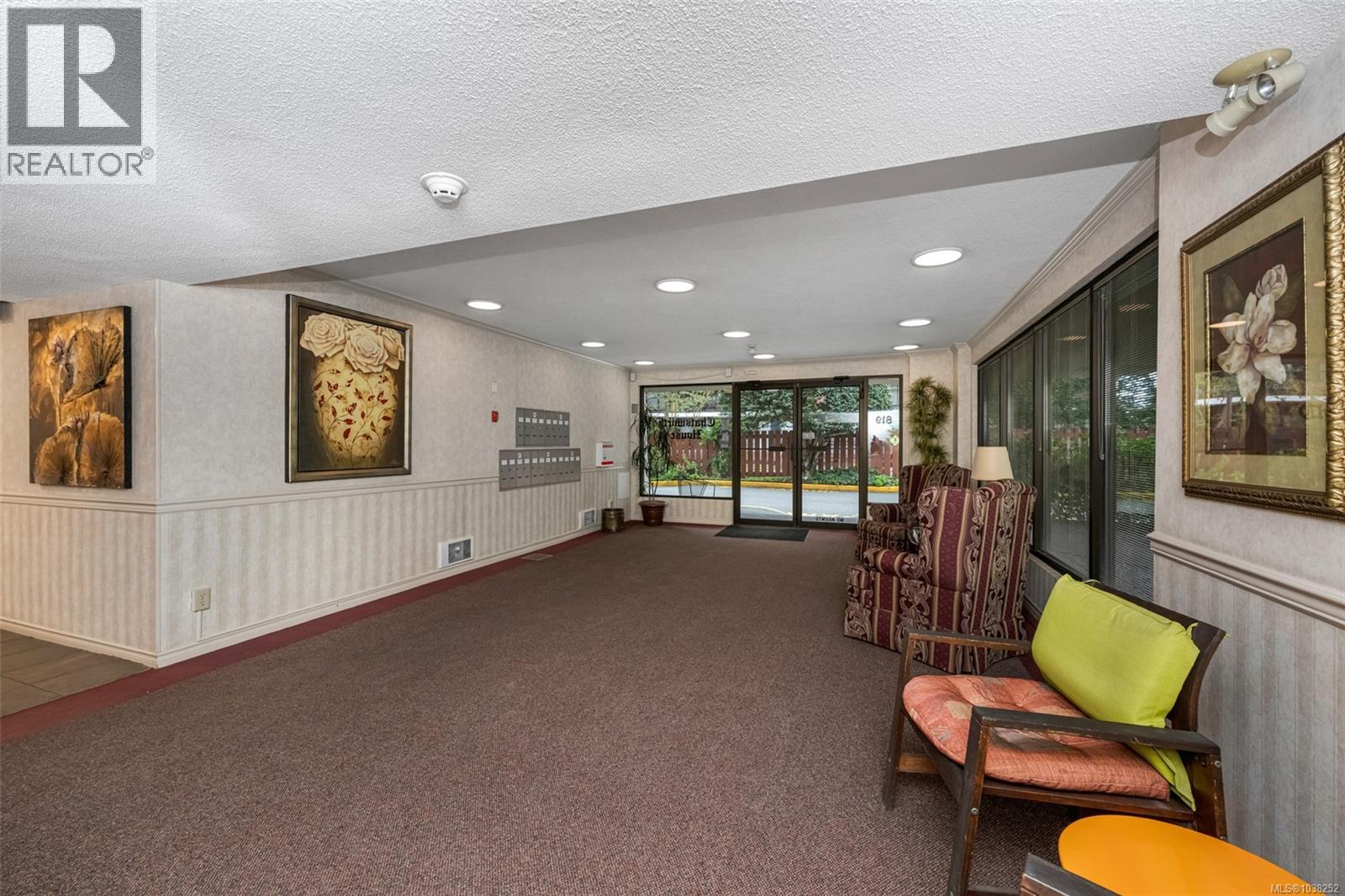 #805 819 Burdett Ave - 48