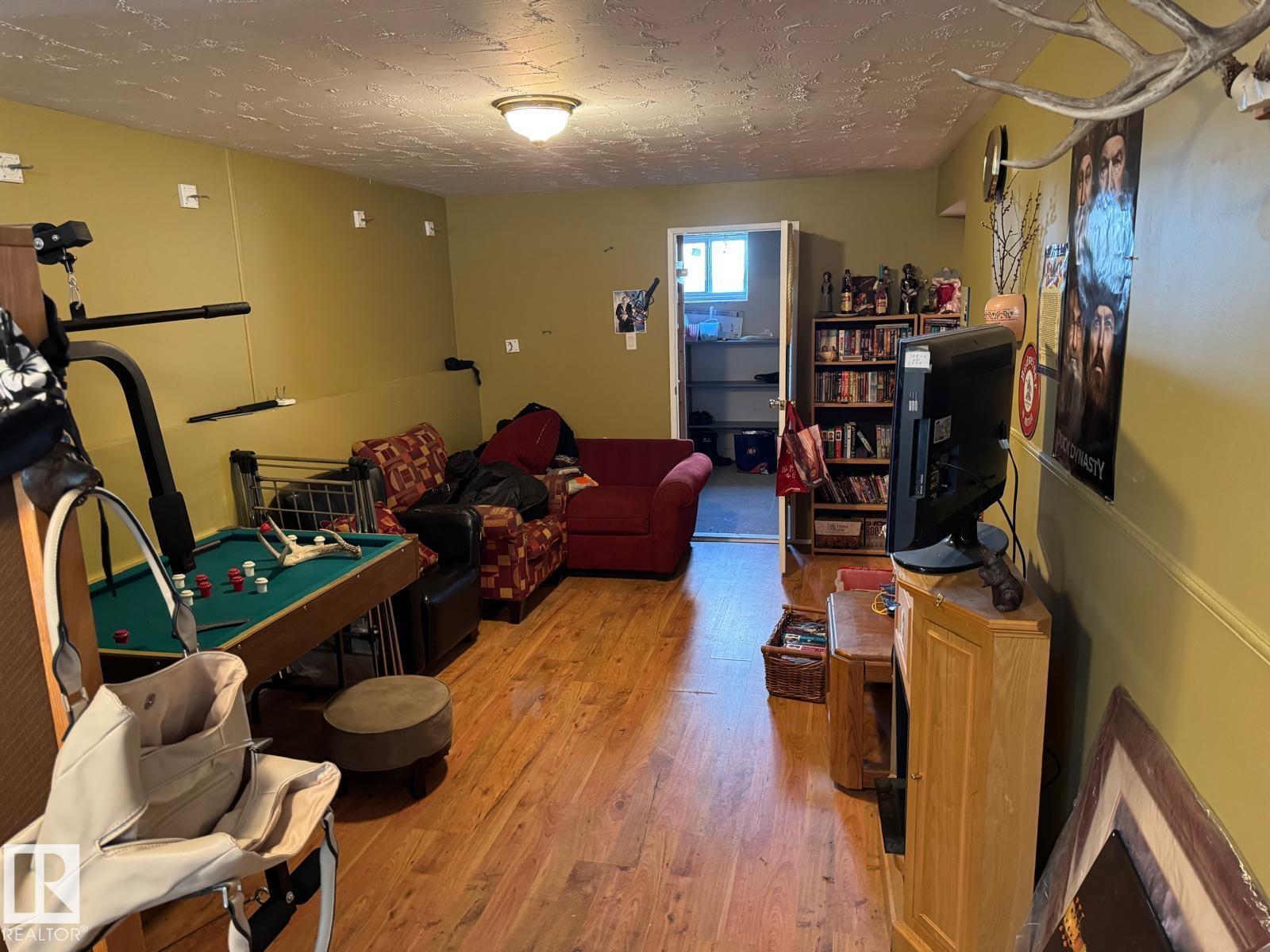 4907 51 AV — photo 17