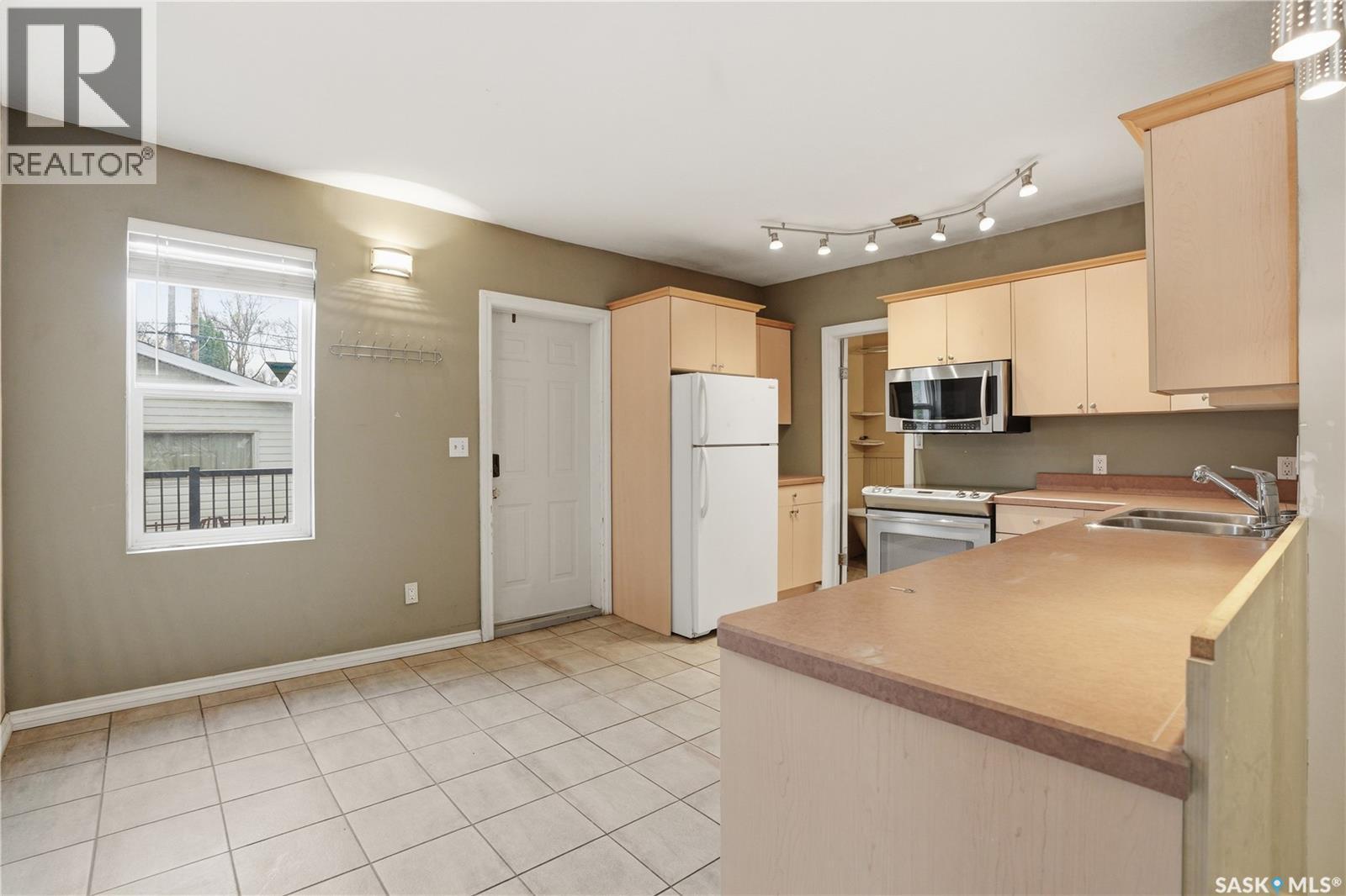 228 8th STREET E - 6
