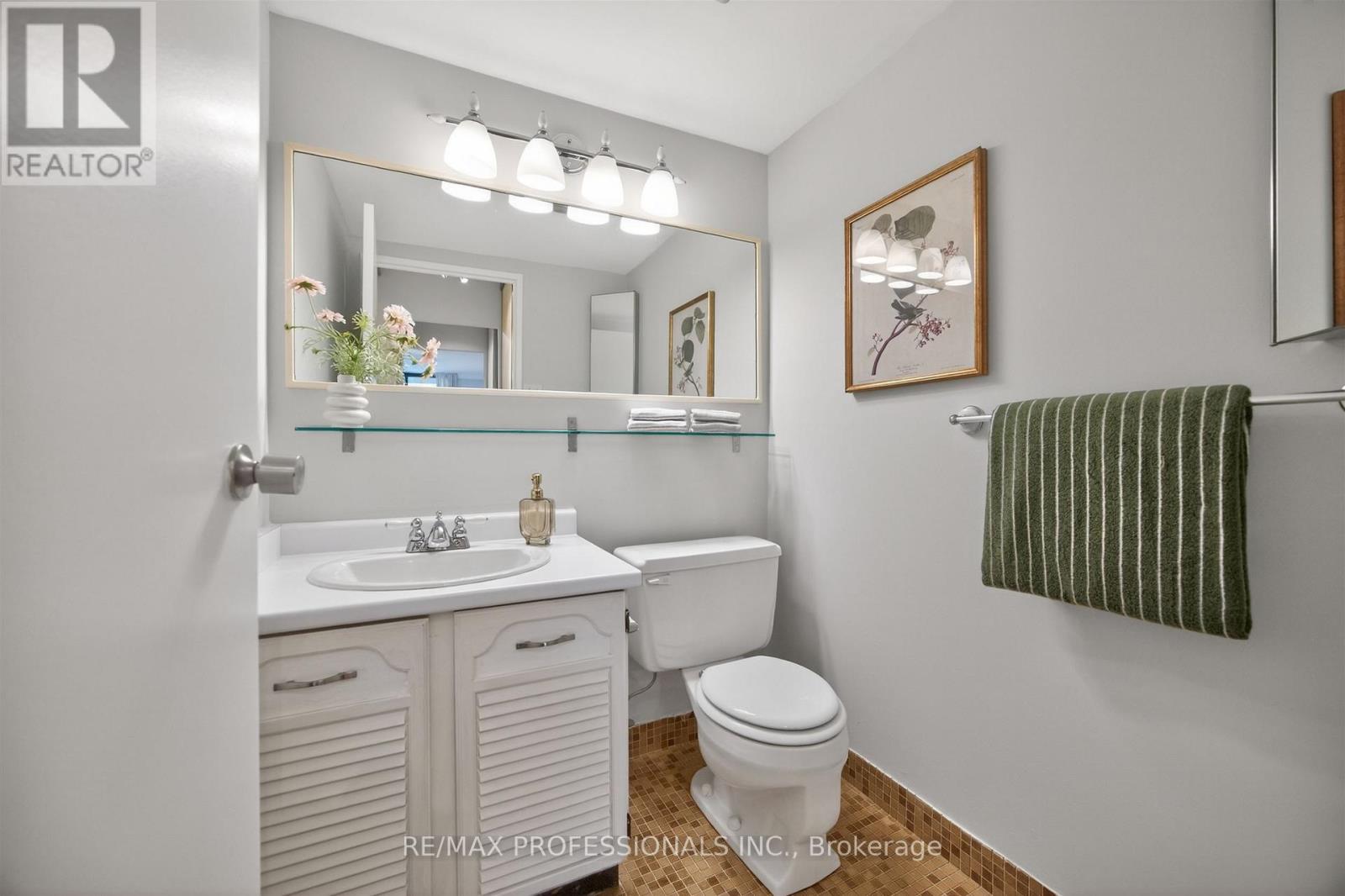 #122 80 QUEBEC AVENUE - 23