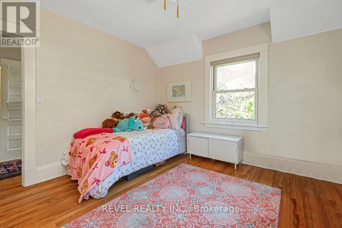 320 CLEMOW AVENUE - 23