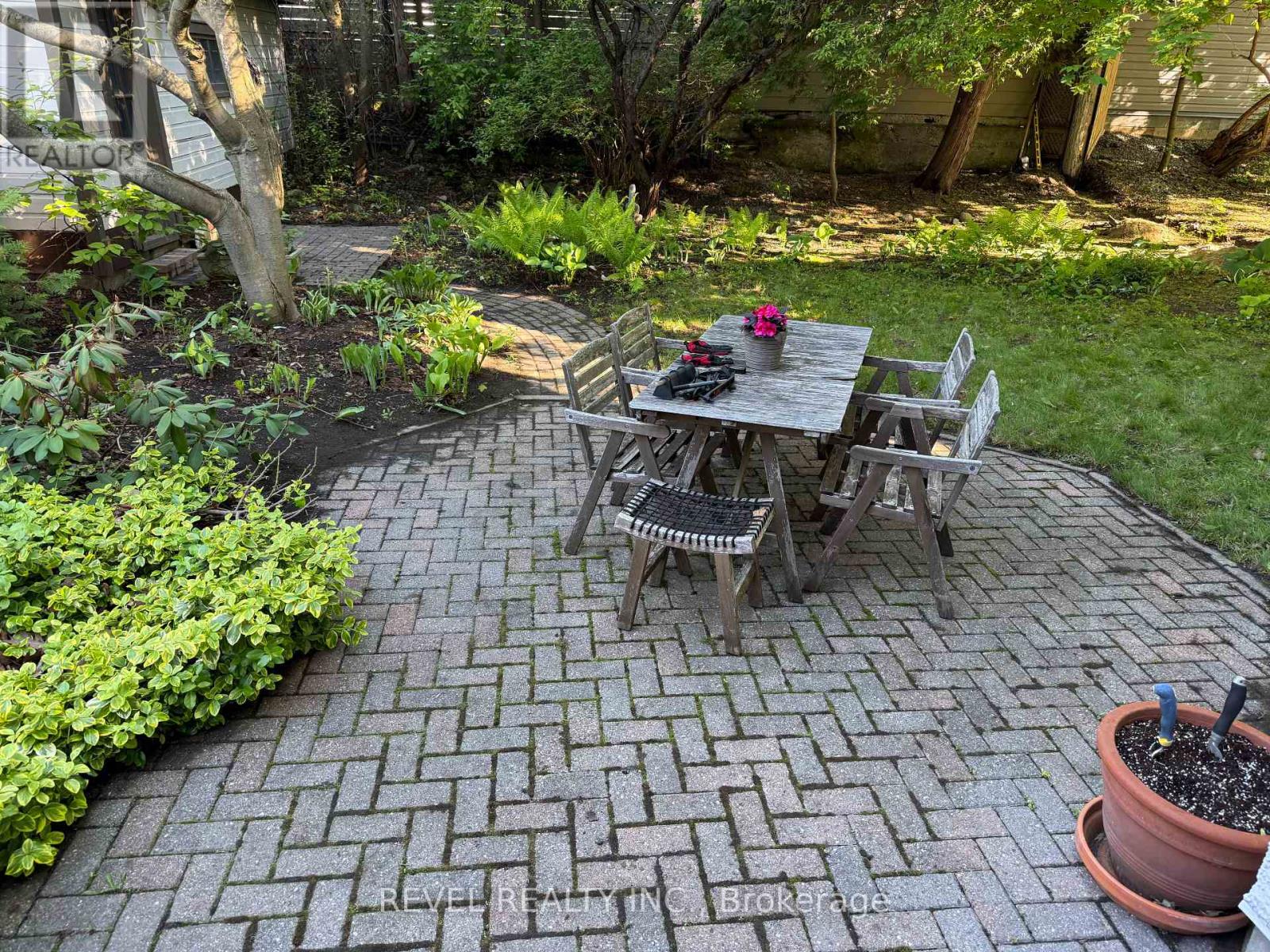 320 CLEMOW AVENUE - 31