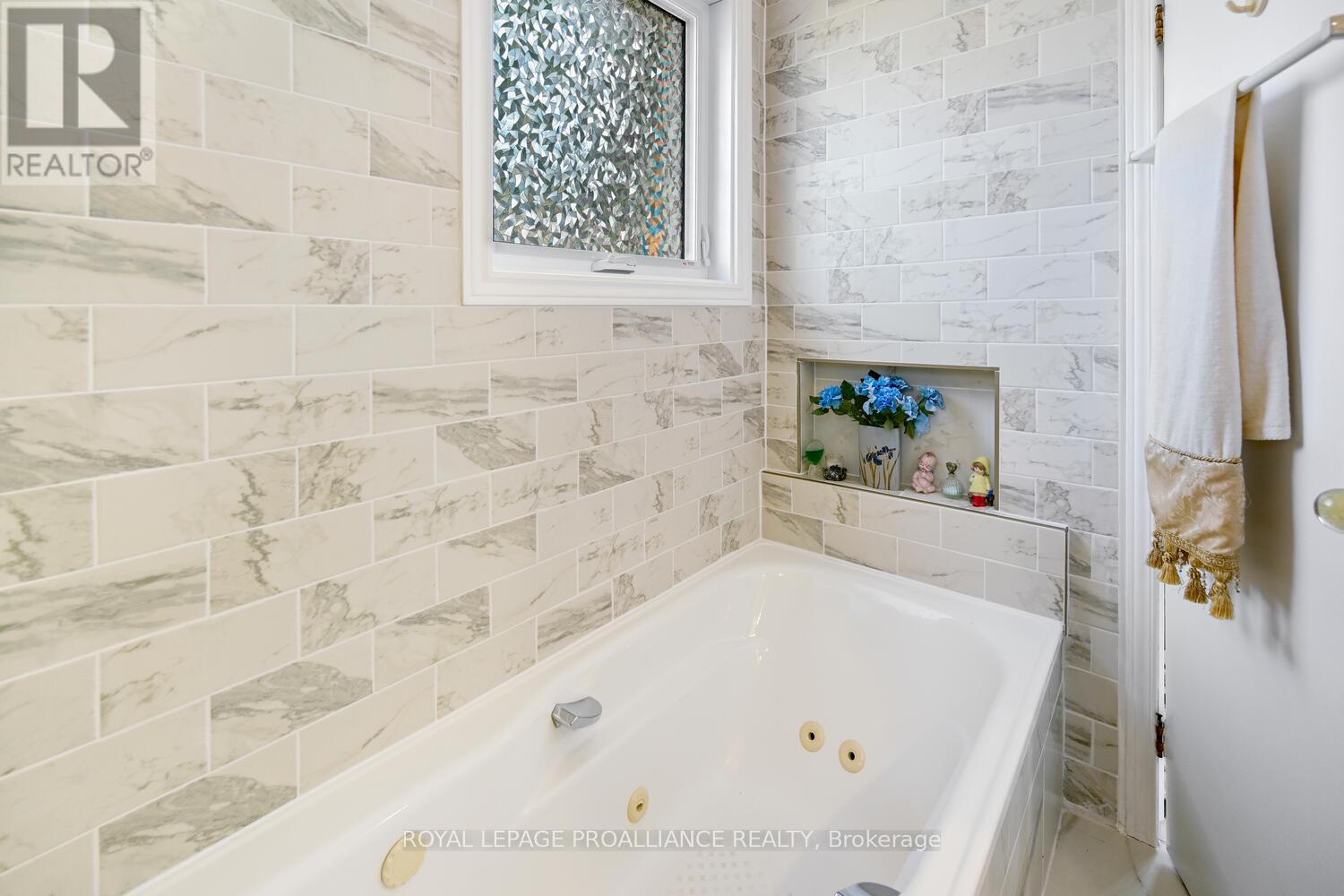 10 CLIFFSIDE CRESCENT - 32