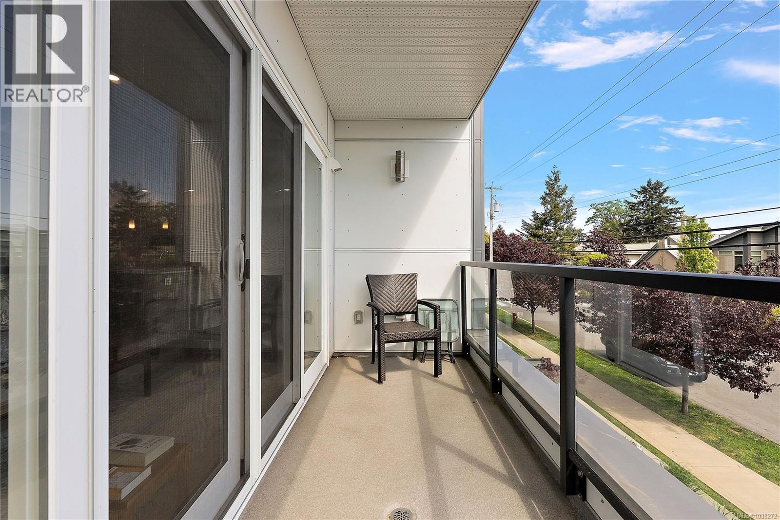#203 2447 Henry Ave - 17