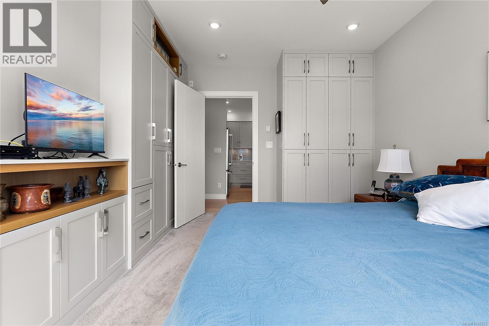 #203 2447 Henry Ave - 19