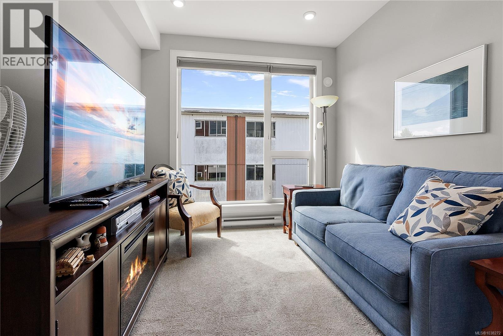 #203 2447 Henry Ave - 22