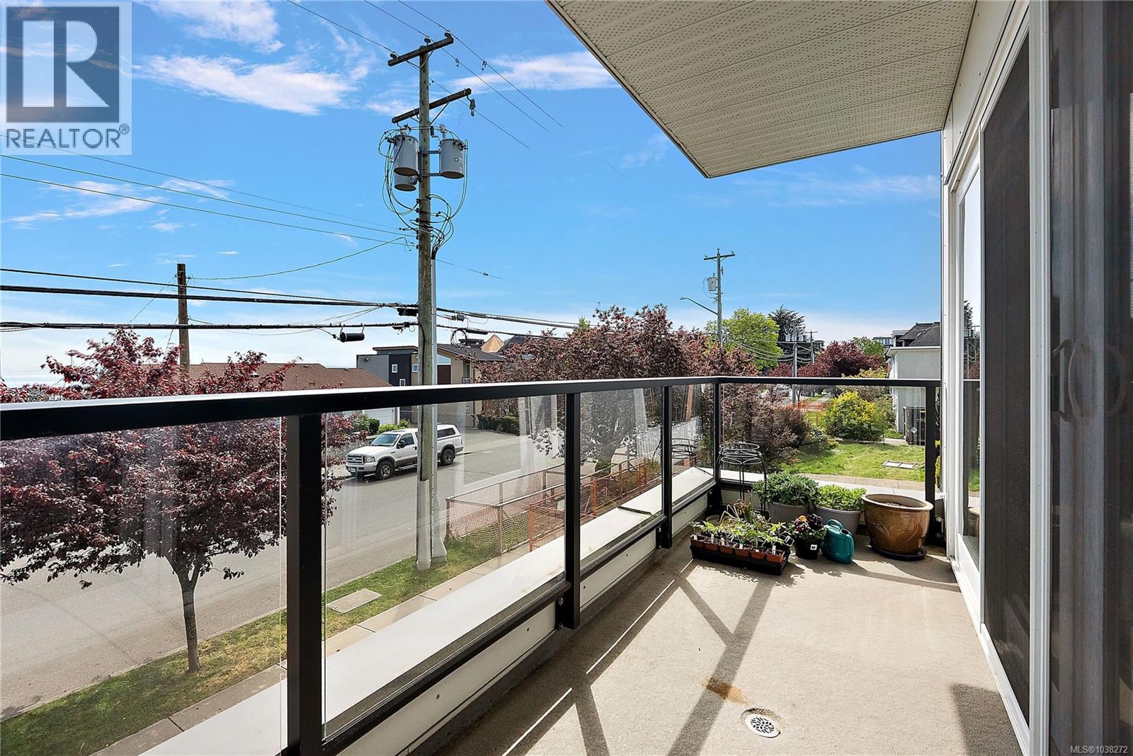 #203 2447 Henry Ave - 26