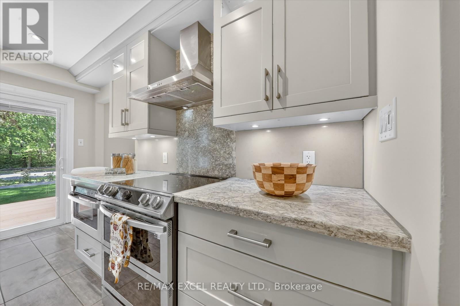18 SCOTNEY GROVE - 12