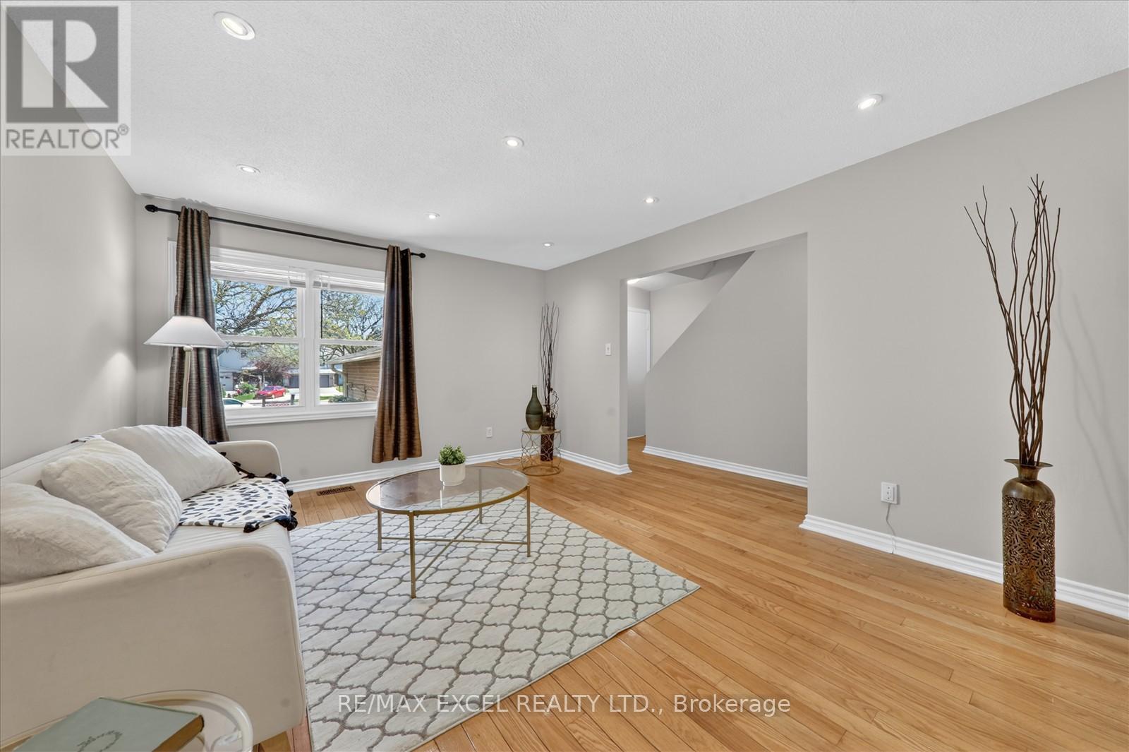 18 SCOTNEY GROVE - 5