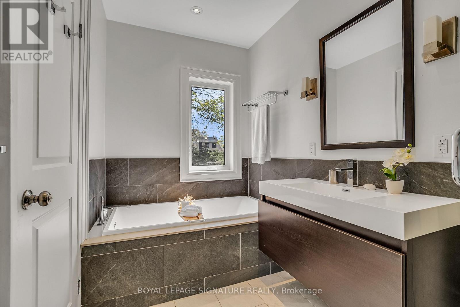 473 HILLSDALE AVENUE E - 24