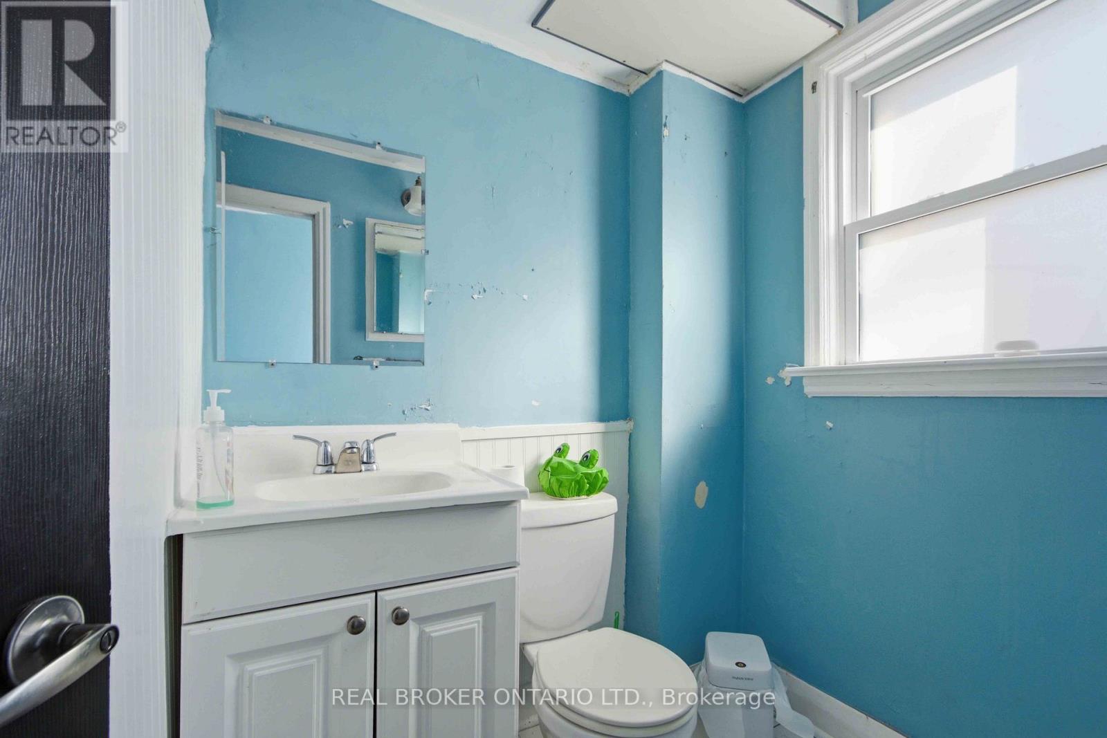 250 MACDONALD AVENUE - 23