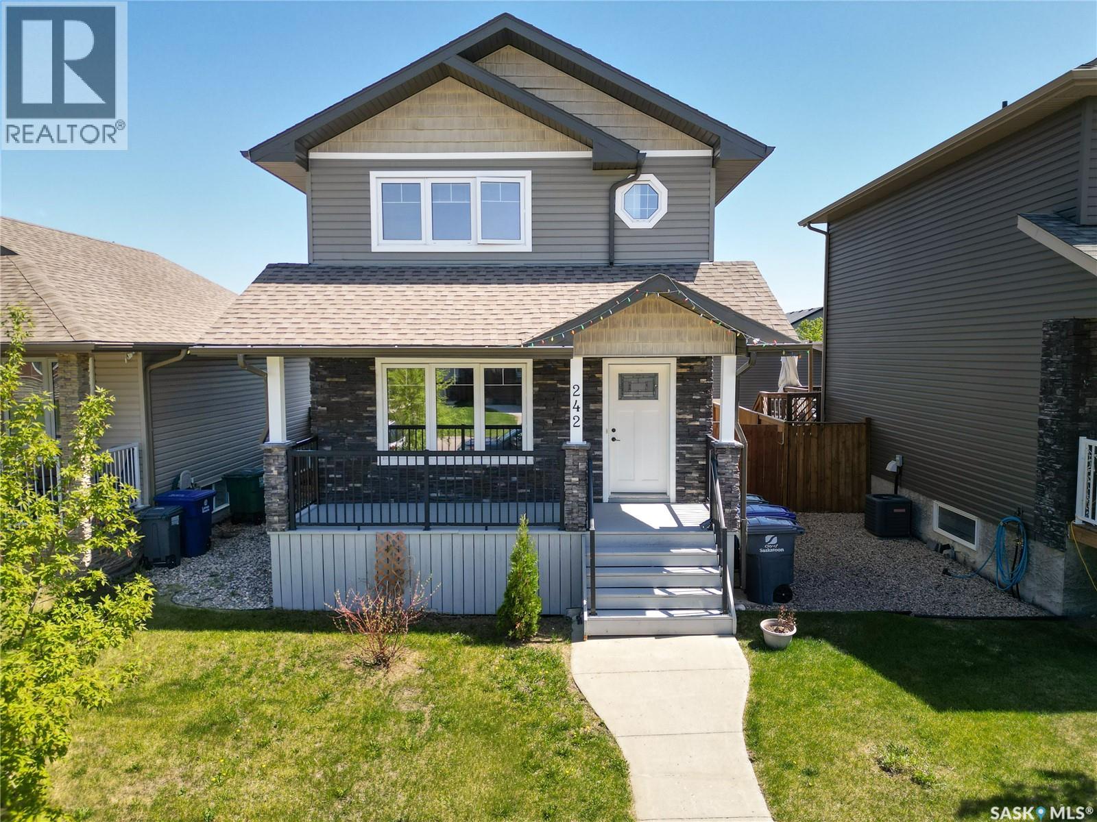242 Geary CRESCENT - 1