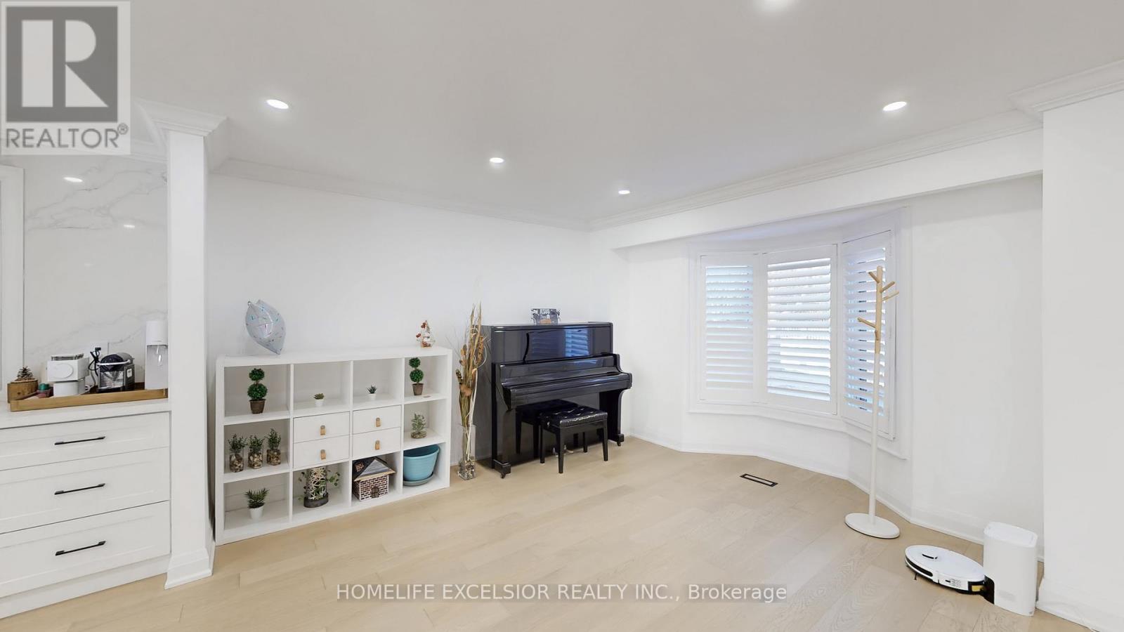 84 JESSICA GARDENS - 17