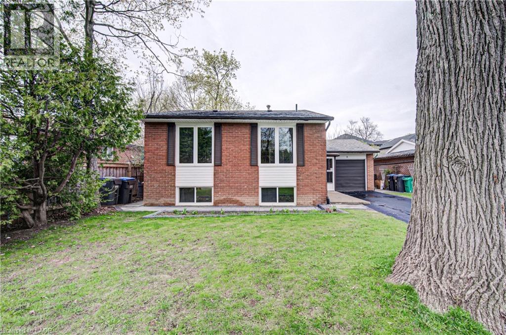 8 SANFORD Crescent - Image 2