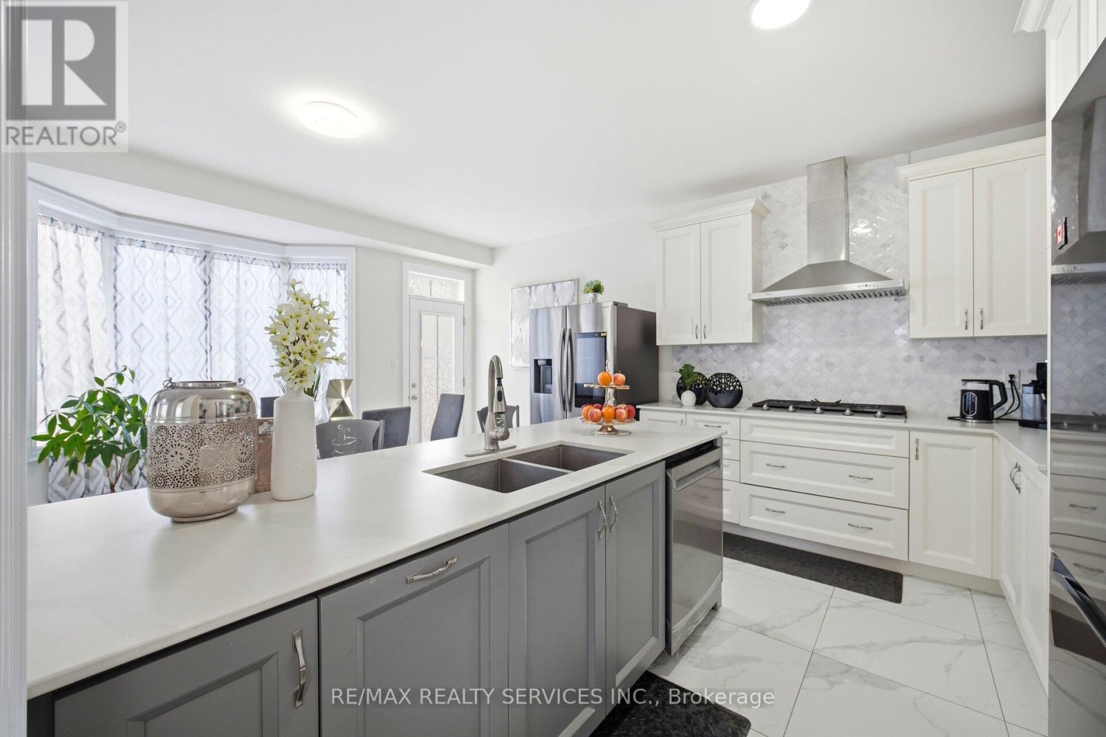 15 FARRINGDON CRESCENT - 13