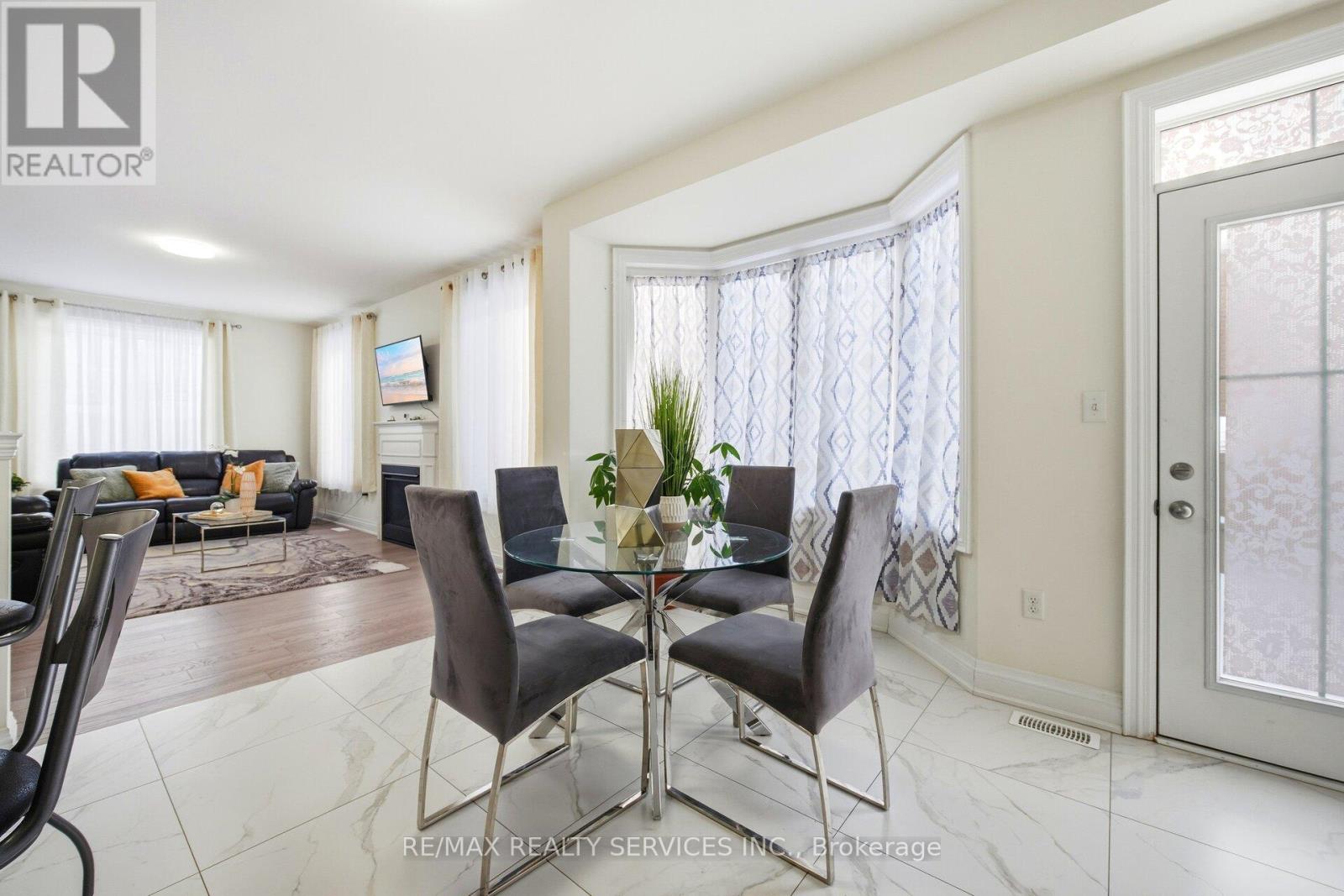 15 FARRINGDON CRESCENT - 21