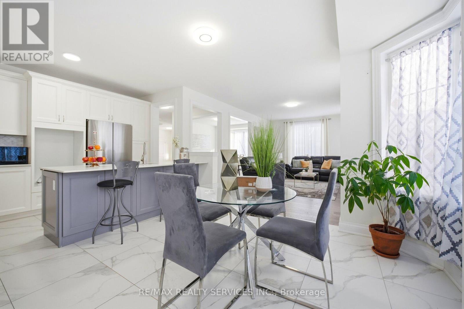 15 FARRINGDON CRESCENT - 22