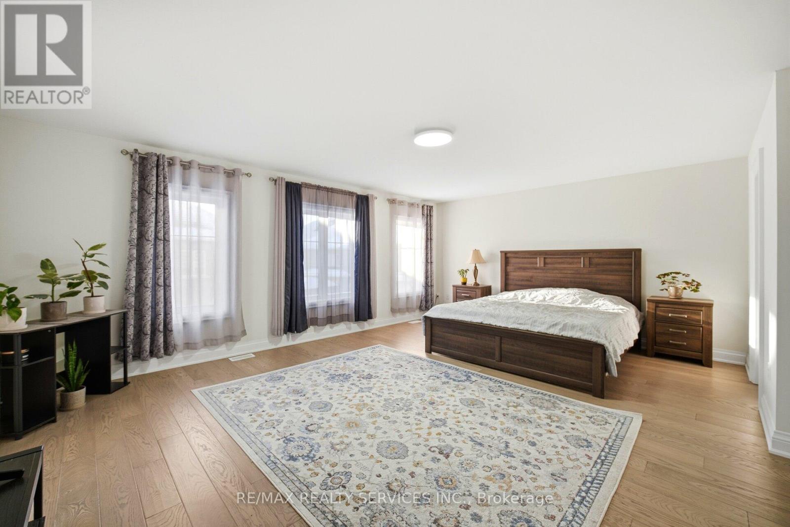 15 FARRINGDON CRESCENT - 30