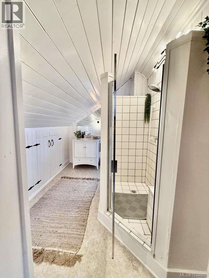 5696 Island Hwy S - 37