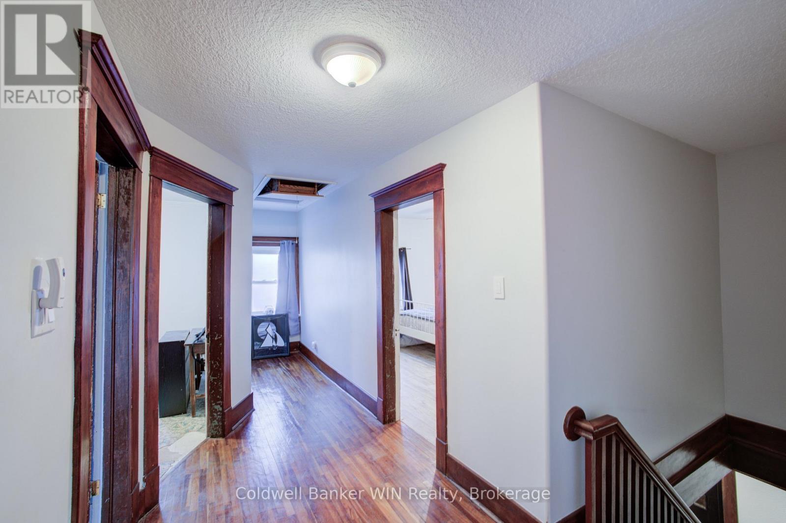 17 ARTHUR STREET E - 16