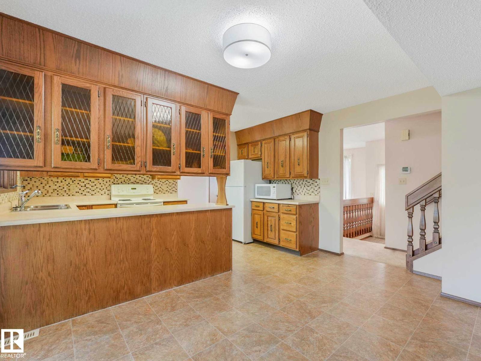 18514 86A AV NW - 10